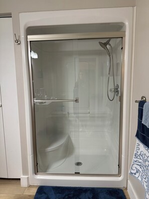 Een douche, een haardroger, handdoeken, zeep