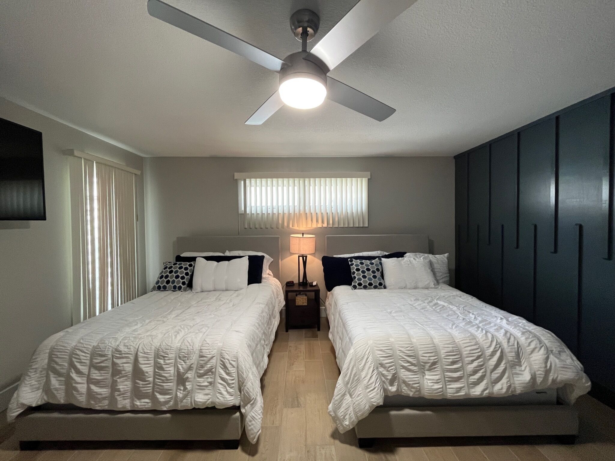 2 quartos, escrivaninha, ferros/tábuas de passar roupa, berço de viagem