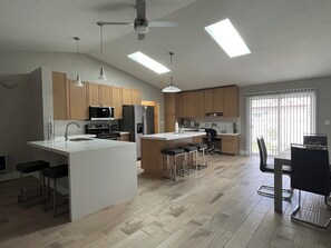 Fridge, microwave, oven, stovetop - The Crystal Rose House spacious, modern and bright (Findlay)