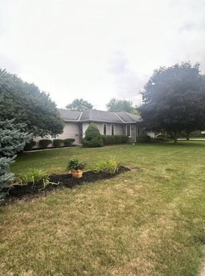Property grounds - The Crystal Rose House spacious, modern and bright (Findlay)