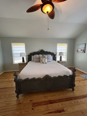 3 bedrooms, iron/ironing board, WiFi, bed sheets - Beachfront, sand steps away, pet friendly, large fenced yard (Galveston)
