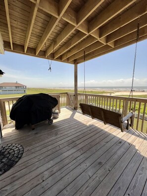 Terrace/patio - Beachfront, sand steps away, pet friendly, large fenced yard (Galveston)