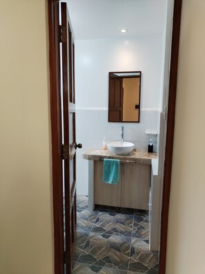 Regndusjhode og håndklær