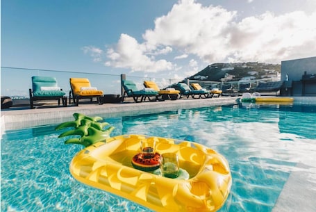 Una piscina al aire libre