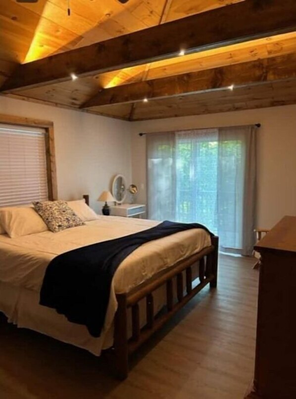 4 bedrooms, iron/ironing board, free WiFi, bed sheets - Lone Wolf Lodge in Irons MI (Irons)