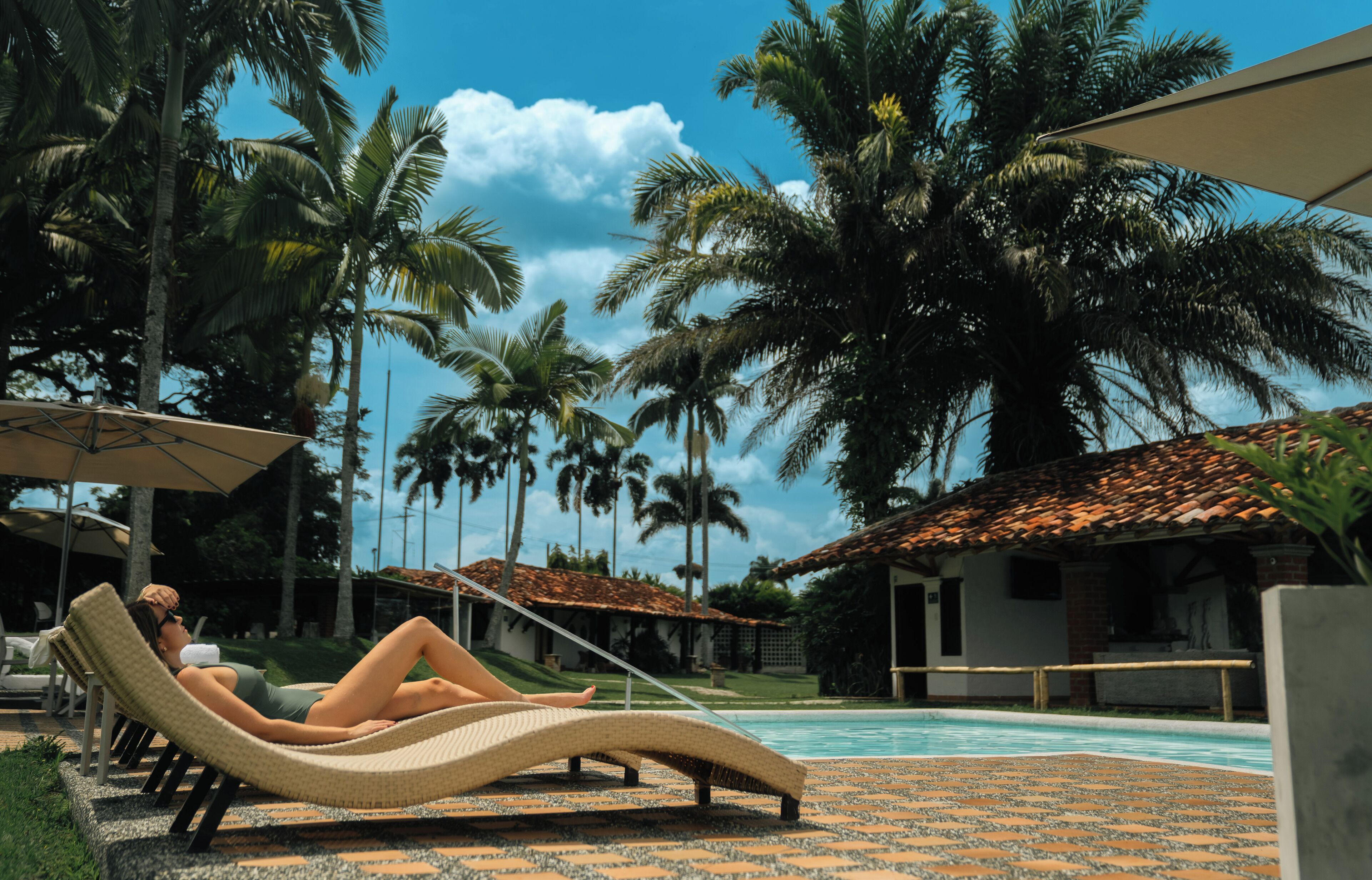 Una piscina al aire libre