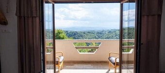 Vineyard Chalet With Jacuzzi and Sauna Included
