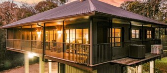 Camp Manatee - Riverfront Cabin, Stunning Views, Pet-Friendly, Hot tub + Kayaks!