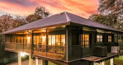 Camp Manatee - Riverfront Cabin, Stunning Views, Pet-Friendly, Hot tub + Kayaks!