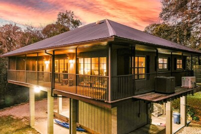 Camp Manatee - Riverfront Cabin, Stunning Views, Pet-Friendly, Hot tub + Kayaks!