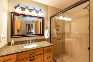 Shower, hair dryer, towels, soap - Camp Manatee - Riverfront Cabin, Stunning Views, Pet-Friendly, Hot tub + Kayaks! (Fort White)