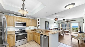 Een moderne keuken met roestvrijstalen apparatuur, houten kastjes en een groot eiland.