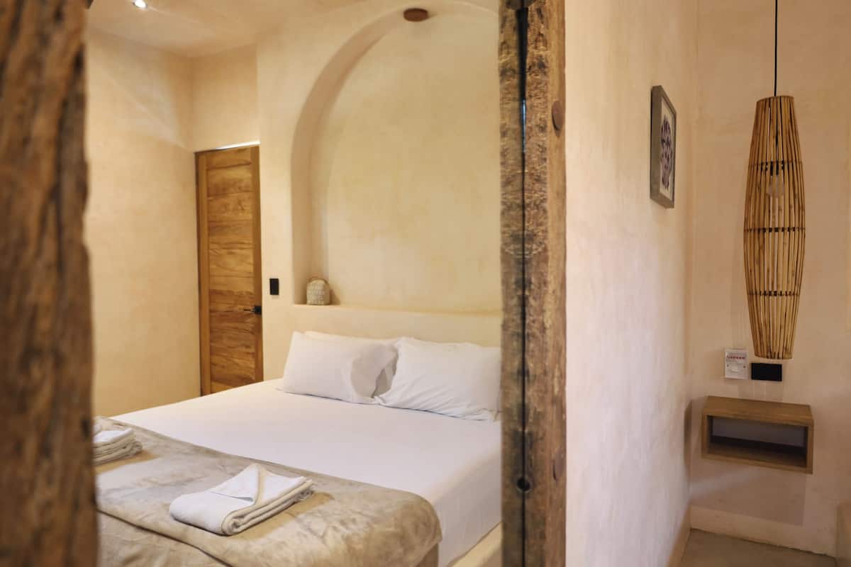 Standard Room | Down comforters, in-room safe, WiFi (free), bed sheets