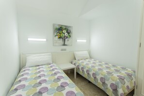 2 habitaciones, tabla de planchar con plancha y cuna de viaje 