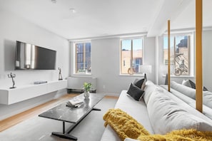 Presidential Apartment, 3 Bedrooms, Kitchen, City View | Living area