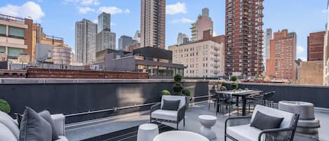 Presidential-Apartment, 3 Schlafzimmer, Küche, Stadtblick | Terrasse/Patio