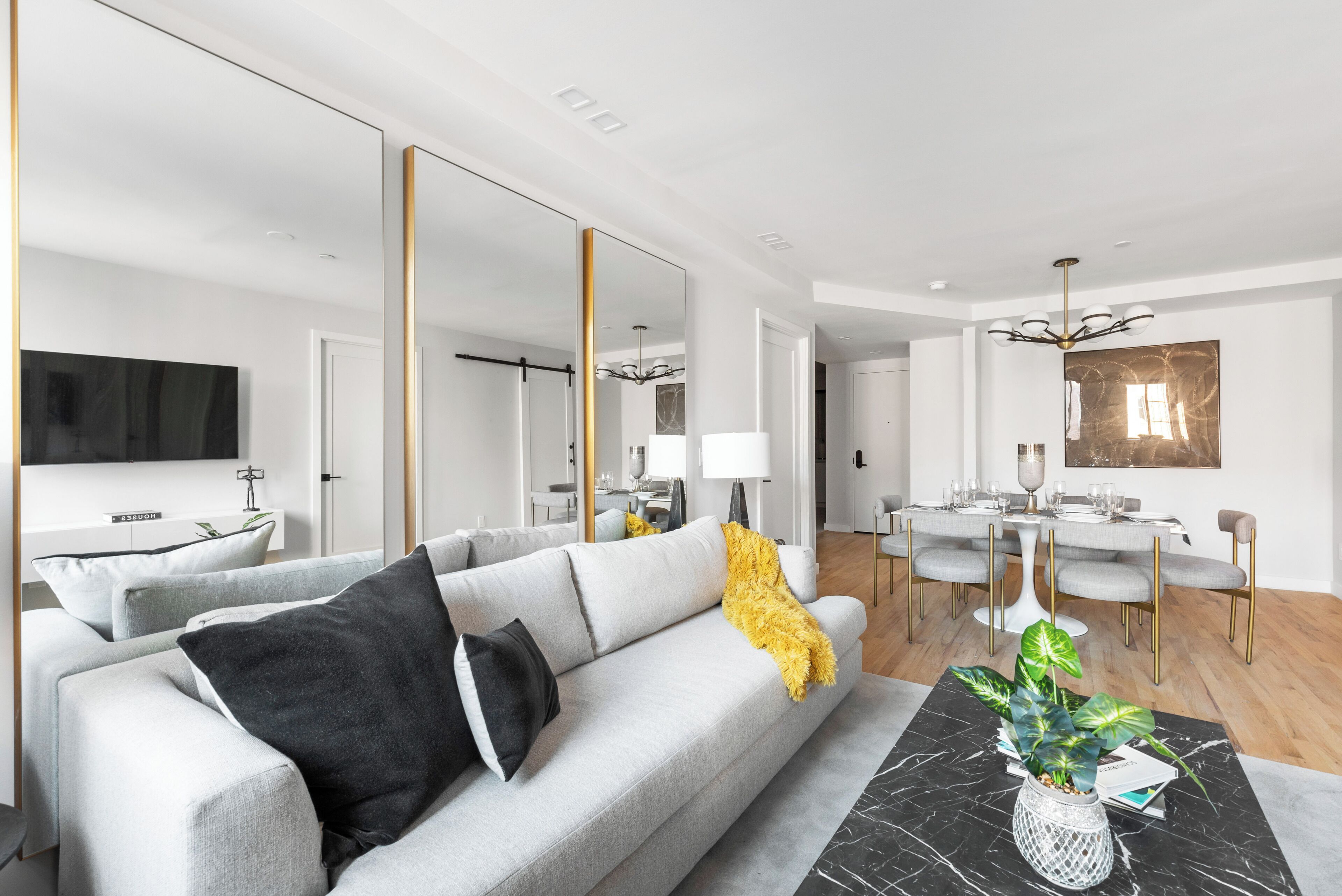 Presidential Apartment, 3 Bedrooms, Kitchen, City View | Living area | Smart TV