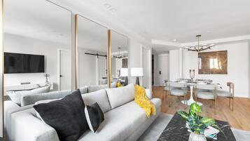 Apartamento presidencial, 3 habitaciones, cocina, vistas a la ciudad | Zona de estar | Una Smart TV