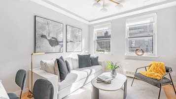 Presidentieel appartement, 3 slaapkamers, terras, uitzicht op stad | Woonruimte | Een smart-tv