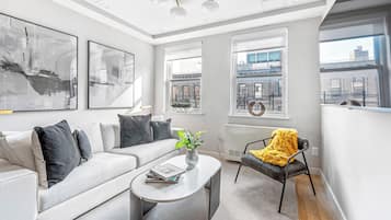 Departamento presidencial, 3 habitaciones, cocina, vista a la ciudad | Área de sala de estar | Smart TV