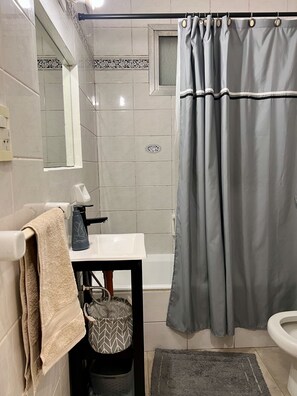 Sèche-cheveux, serviettes fournies, savon, papier toilette