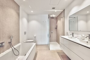 Baignoire, séchoir à cheveux, serviettes fournies