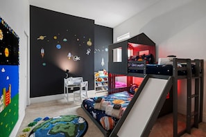 6 bedrooms, desk, iron/ironing board, travel cot