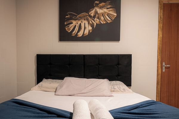 Quarto casal econômico | Wi-Fi de cortesia, roupa de cama