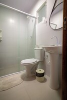 Habitación triple económica | Baño | Toallas, jabón, champú y papel higiénico