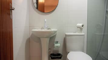 Toallas, jabón, shampoo, papel higiénico