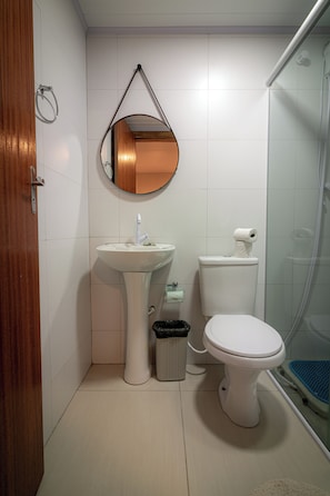 Economy Double Room | Bathroom | Towels, soap, shampoo, toilet paper - Suites 91 (Penha)