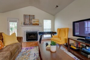 Smart TV, fireplace, table football, books - Centrally-located Cozy & Relaxing Charlotte Ranch (Charlotte)