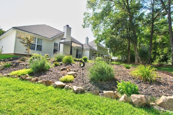 Property grounds - Centrally-located Cozy & Relaxing Charlotte Ranch (Charlotte)