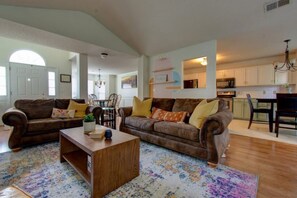 Smart TV, fireplace, table football, books - Centrally-located Cozy & Relaxing Charlotte Ranch (Charlotte)