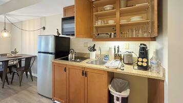 Kylskåp, mikrovågsugn, spishäll och kaffe- och tebryggare