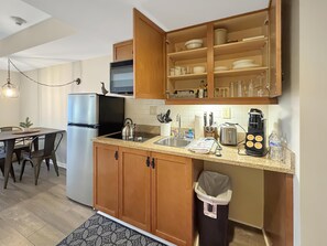 Frigorifero, microonde, piano cottura, macchina per tè/caffè