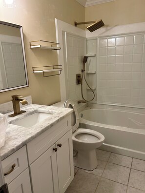 Dusche, Haartrockner, Handtücher, Toilettenpapier