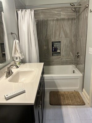 Ducha, secador de pelo, bidet, toallas