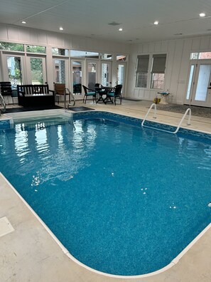 Una piscina techada, una piscina al aire libre