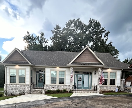 Exterior. Cozy country cottage 35 minutes to Oxford, Tupelo & 60 miles from Memphis