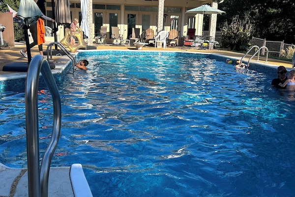 Alberca techada y alberca al aire libre