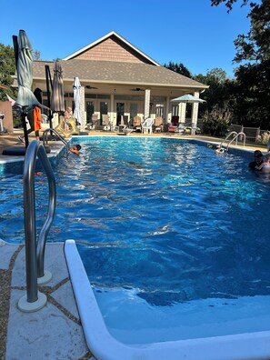 Indoor pool, outdoor pool - Cozy country cottage 35 minutes to Oxford, Tupelo & 60 miles from Memphis (New Albany)