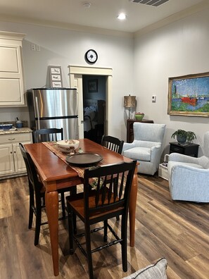 Dining - Cozy country cottage 35 minutes to Oxford, Tupelo & 60 miles from Memphis (New Albany)