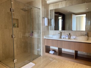 Dusche, Haartrockner, Handtücher, Seife