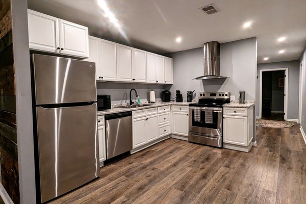 Jääkaappi, mikroaaltouuni, uuni, liesi