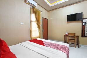 Free WiFi, bed sheets - OYO 91842 Tahesa Guesthouse Syariah  (Cilacap)