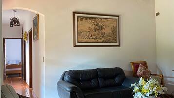 Cottage Exclusif, plusieurs lits, véranda, vue lac | Salle de séjour | Télévision à écran plat de 42 pouces avec chaînes par satellite