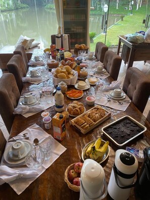 Petit déjeuner complet compris tous les jours