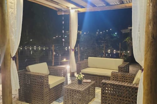 Exclusive Cottage, Multiple Beds, Lanai, Lake View | Living area