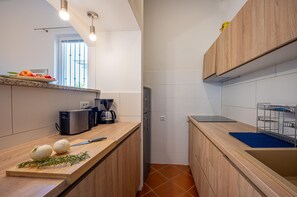 冷蔵庫、コンロ、食器洗い機、コーヒー / ティーメーカー